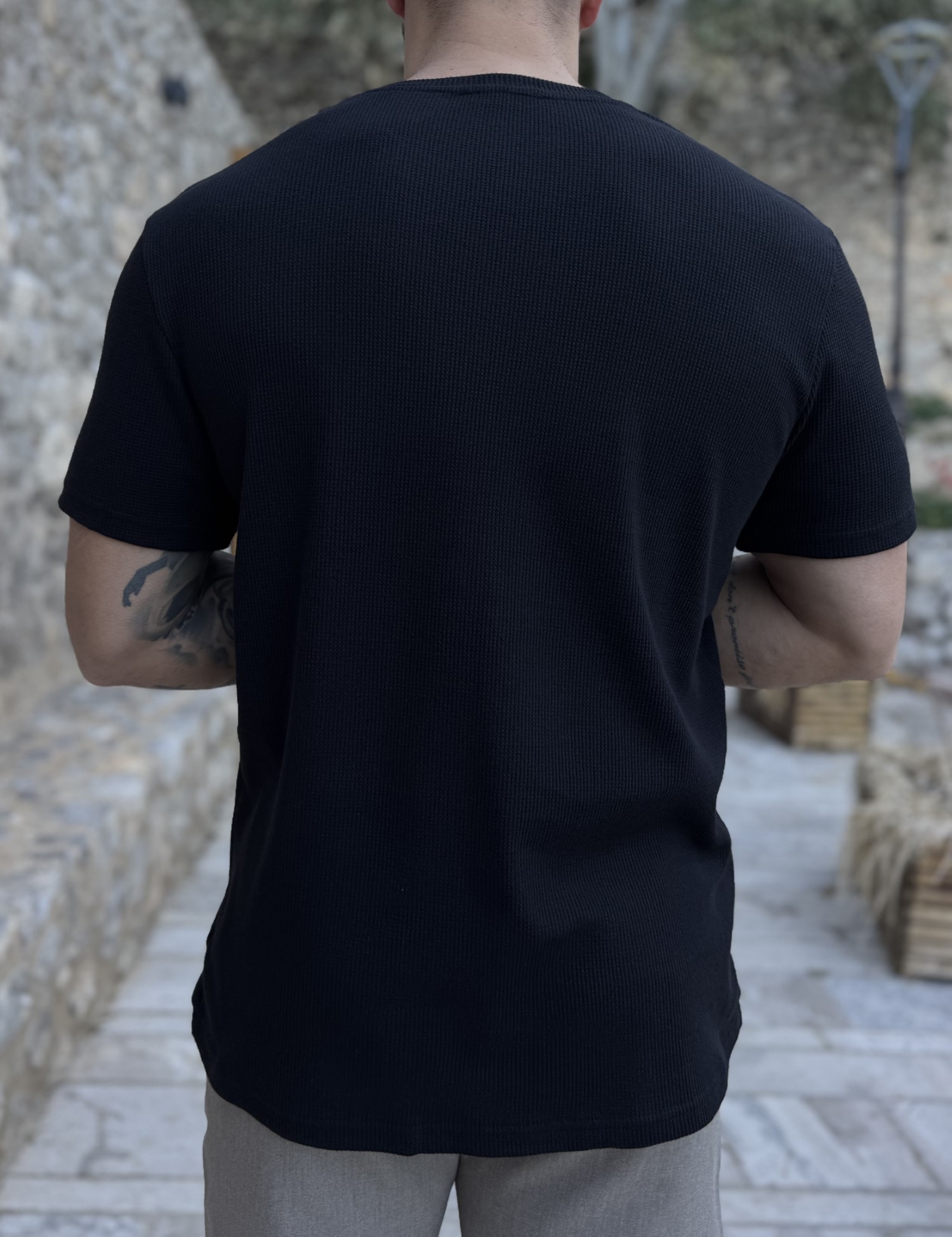 Ανδρική μαύρη κοντομάνικη μπλούζα με ανάγλυφο ύφασμα R260330 φωτογραφία